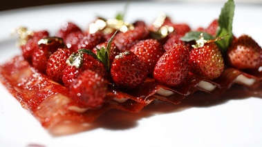 Gaufrette fourrée à la crème de lait d'amandes et fraises des bois