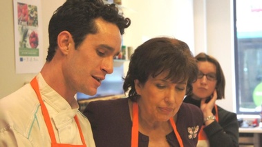 Roselyne Bachelot attentive et le chef Romain Bouillot