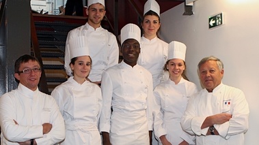 Les chefs Laurent André (Royal Monceau -Paris) et Georges Blanc (Georges Blanc-Vonnas ) et les 5 finalistes du Challenge