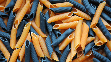 Penne noirs et oranges