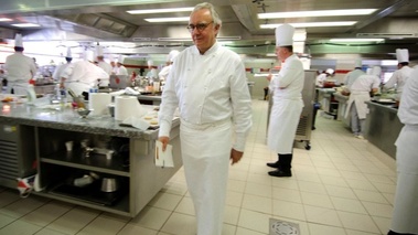 Alain Ducasse dans les cuisines du MOF 2011