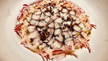 Carpaccio d'anguille fumée, tabac de romarin