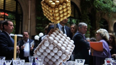 Arts de la table au Plaza Athénée - cubes macarons