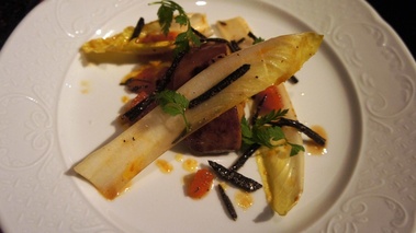 Foie gras de canard cuit au four et caramélisé, truffes noires, pamplemousse et endive par Tommy Millimäki 