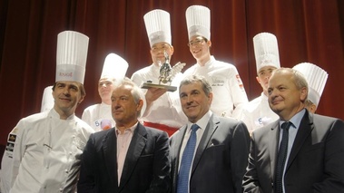 Le gagnant Alexis Hennuyer, le président du jury Yannick Alleno et les partenaires du Trophée Jean Rougié