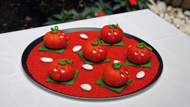 Salon des métiers du Plaza Athénée - la Patisserie - tomates pâte d'amandes