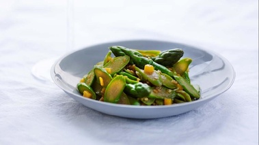 Asperge vertes sautées au gingembre, mangue et citron vert d'Adeline Grattard