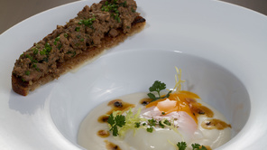 Oeuf mollet, crème de topinambours, jus truffé et son croûton