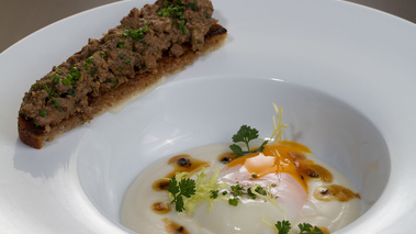 Oeuf mollet, crème de topinambours, jus truffé et son croûton