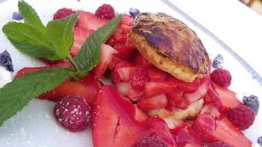 Feuilleté caramélisé aux fraises de Carros, recette du chef Daniel Desavie 