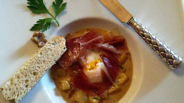 Cassolette de girolles & pommes de terre du jardin,œuf poché & tranches de jambon sec du Morvan