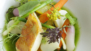 Suprêmes de volaille, bouillon persillé et légumes de saison