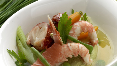 Homard et langoustines en consommé de Patrice Caillault, chef du Domaine de Rochevilaine