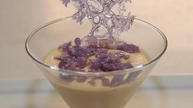 Mousse au chocolat blanc violettes cristalisées