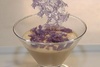 Mousse au chocolat blanc poudrée de violettes cristallisées.