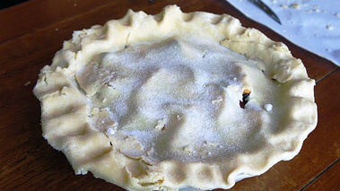 Tourte à la pêche - prêtre à être enfournée