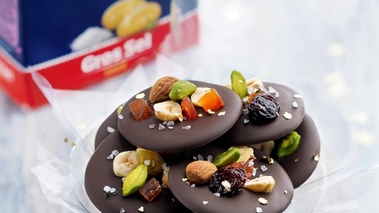 Mendiants chocolat, fruits secs et perles de sel La Baleine