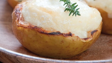 Pommes au four et chèvre chaud