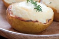 Pommes au four et chèvre chaud