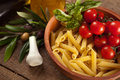 Penne, ail tomates et basilic