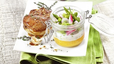 Agneau de lait rôti, printanière de légumes à la crème d’ail et son biscuit à la carotte