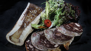 L_ENTRACTE un os à moelle et tartine au boudin galabart et terrine de pied de cochon