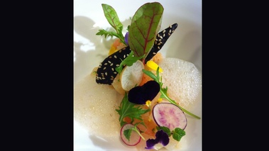 Tartare de Saint pierre de Quiberon, citron Caviar de michel Bachès, huile de verveine, émulsion Pomelos